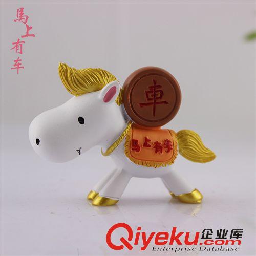 大禹家喜樹(shù)脂工藝禮品家居飾品創(chuàng)意禮物馬上有車(chē)樹(shù)脂擺件DY9181