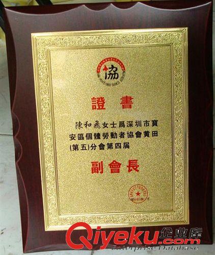 定制水晶獎牌書本形狀紀念品、K9水晶、適用校慶企業(yè)品牌授權(quán)