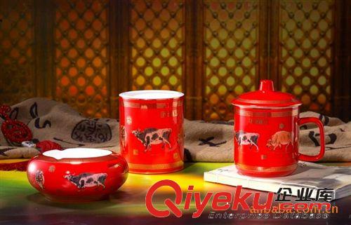 供應皇家禮瓷花五福呈祥三件套五牛圖紅瓷單杯筆筒煙缸原始圖片3