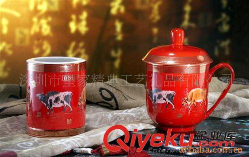 供應(yīng)商務(wù)辦公家具禮品 中國紅瓷【中號(hào)五福呈祥茶杯筆筒兩件套】