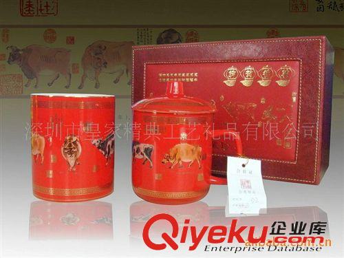 供應(yīng)商務(wù)辦公家具禮品 中國紅瓷【中號(hào)五福呈祥茶杯筆筒兩件套】