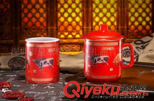 供應(yīng)商務(wù)辦公家具禮品 中國紅瓷【中號(hào)五福呈祥茶杯筆筒兩件套】