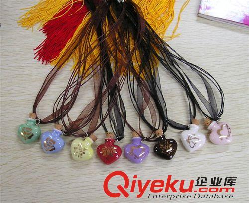 批發(fā)TC06彩線愛心陶瓶項(xiàng)鏈 芳香小陶瓷精油瓶掛件 香薰時(shí)尚飾品原始圖片2