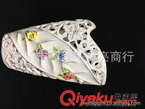 供應(yīng)陶瓷工藝花瓶 雕通描金配四色彩花白釉花瓶原始圖片3