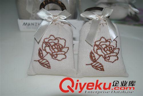 廠家直銷蔓芷繡花木環(huán)香包 玫瑰刺繡香囊 收納除味多用途香薰包