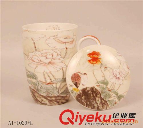 容量513CC有蓋馬克杯，高溫釉雕白玉瓷，以花為主題，高雅大方