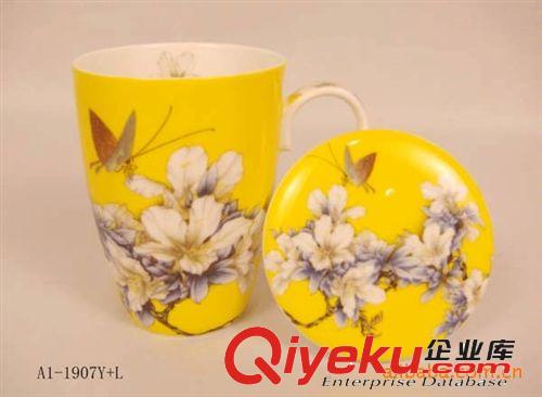 容量513CC有蓋馬克杯，高溫釉雕白玉瓷，以花為主題，高雅大方