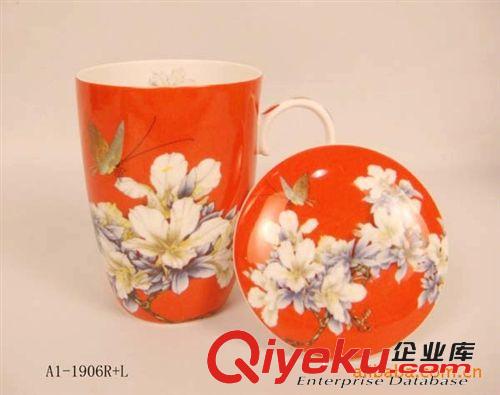 容量513CC有蓋馬克杯，高溫釉雕白玉瓷，以花為主題，高雅大方