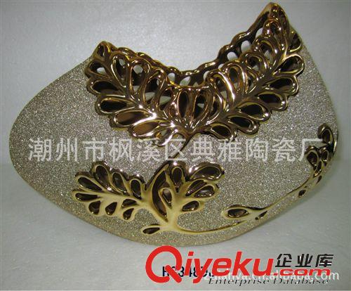 電鍍花瓶  鏤空花瓶  古銅時尚精品  藝術(shù)經(jīng)典  家居擺件  創(chuàng)意