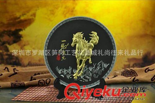 ［廠家直供］馬到成功炭雕圓盤 碳雕禮品擺件 凈化環(huán)保碳盤原始圖片2