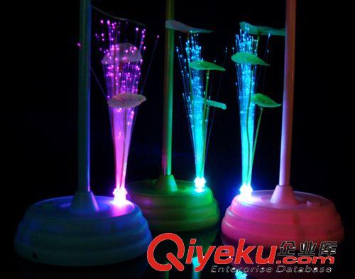 新穎獨(dú)特超級(jí)苗條秀麗彩蓮臺(tái)燈 節(jié)能環(huán)保LED臺(tái)燈 USB臺(tái)燈A069原始圖片3