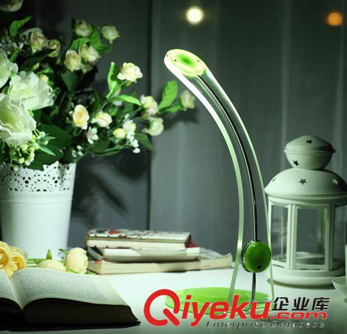 多功能太陽(yáng)能燈看書(shū)燈 野營(yíng)應(yīng)急燈手電筒LED護(hù)眼臺(tái)燈