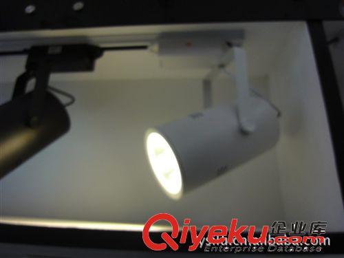 廠家直銷30W集成LED軌道燈工作每天10小時保兩年