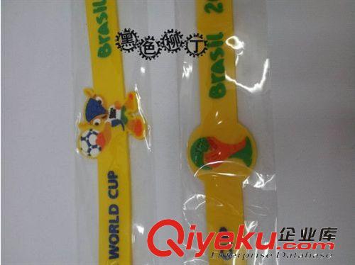 2014巴西世界杯吉祥物金杯硅膠鈕扣手環(huán) 手帶 腕帶紀(jì)念品硅膠手環(huán)原始圖片2