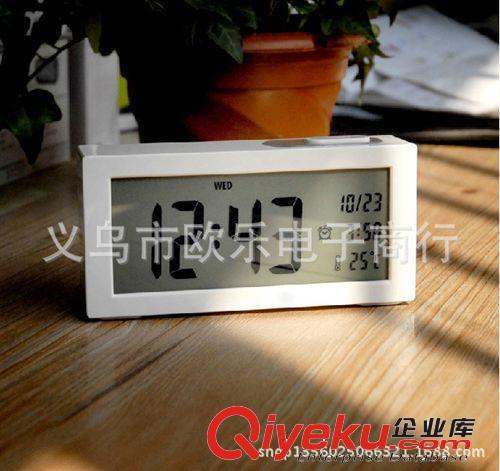 創(chuàng)意透明LED鐘 萬年歷時鐘 貪睡時長可調(diào) 簡約立式靜音鬧鐘