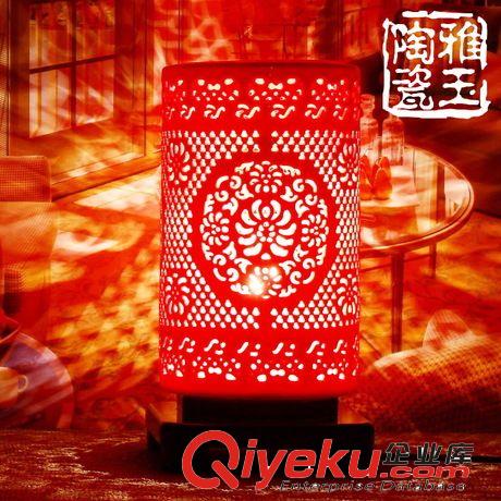 陶瓷臺燈鏤空中國紅喜慶紅木座中式古典客廳復(fù)古裝飾燈飾婚慶結(jié)婚原始圖片2