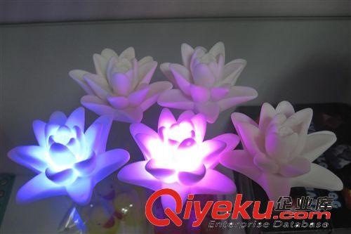 供應(yīng)發(fā)光大蓮花 LED婚慶水上裝飾 節(jié)慶七彩大蓮花原始圖片3
