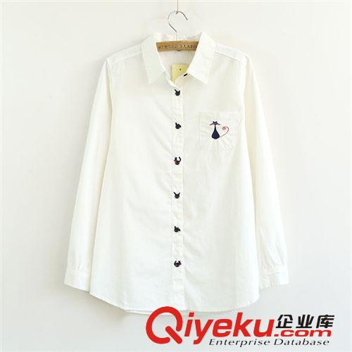209-0041日式外貿(mào)森女清新翻領(lǐng)門襟刺繡小貓口袋中長(zhǎng)款寬松襯衫白