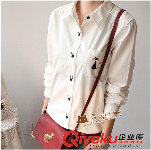 209-0041日式外貿(mào)森女清新翻領(lǐng)門襟刺繡小貓口袋中長(zhǎng)款寬松襯衫白