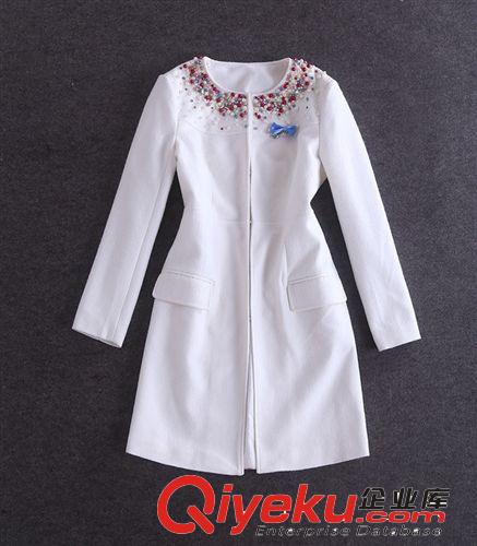 凱特王妃同款 白色毛呢料彩鉆釘珠藍(lán)色蝴蝶結(jié)胸針長(zhǎng)袖外套原始圖片2