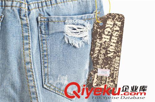 2014韓國trendy girl時尚街拍做舊破洞百搭個性牛仔褲原始圖片2