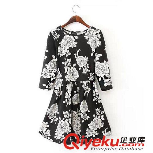 A13-01646 F.M.P 歐美新款時(shí)尚黑底白色大花朵束腰連衣裙原始圖片3