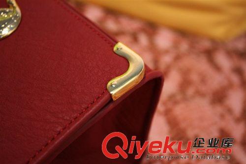 D94-10-079 一手貨源F.M.P可愛(ài)金色小兔子百搭斜跨單肩包包