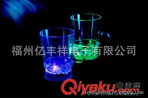 廠家直銷閃光 LED杯 酒吧KTV用品  幻彩禮品塑料發光杯子