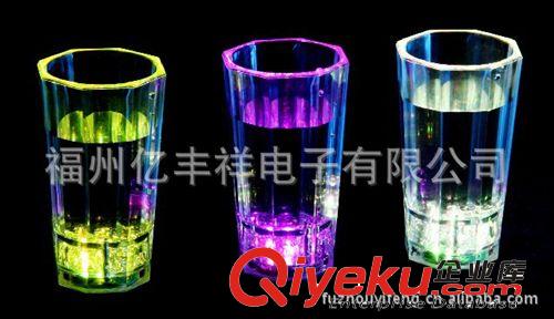 廠家直銷閃光 LED杯 酒吧KTV用品  幻彩禮品塑料發(fā)光杯子