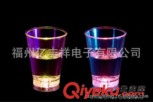 廠家直銷批發奇特閃光170ml中杯  酒吧KTV發光杯  奇特禮品幻彩