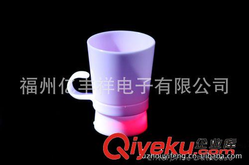 廠家直銷生產(chǎn)批發(fā)閃光LED光面果汁杯 酒吧KTV幻彩奇特發(fā)光酒杯