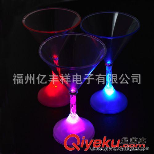 廠家直銷(xiāo)批發(fā)閃光馬提尼酒杯 ps材質(zhì)酒吧KTV奇特幻彩發(fā)光杯