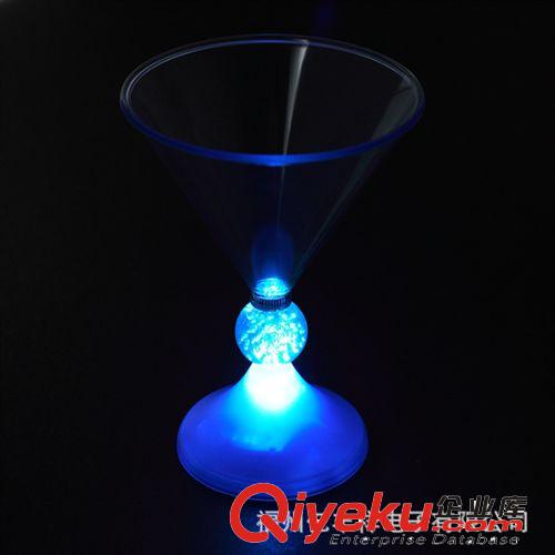 廠家直銷(xiāo)批發(fā)閃光馬提尼酒杯 ps材質(zhì)酒吧KTV奇特幻彩發(fā)光杯原始圖片2