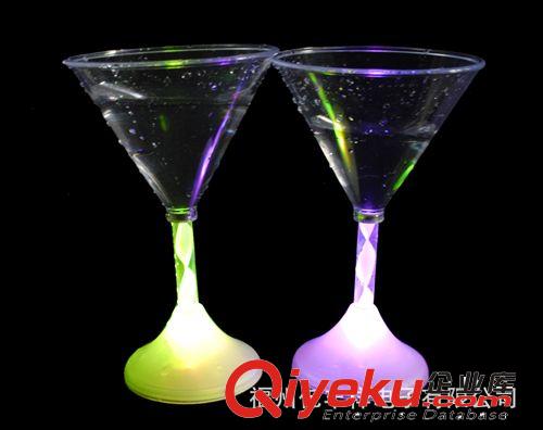 廠家直銷(xiāo)批發(fā)閃光馬提尼酒杯 ps材質(zhì)酒吧KTV奇特幻彩發(fā)光杯原始圖片3