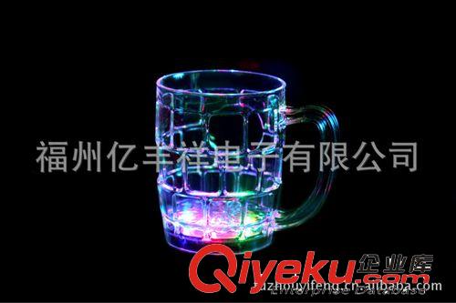 廠家直銷批發(fā)定制七彩閃光500ml塑料啤酒杯  新奇特創(chuàng)意發(fā)光杯原始圖片2