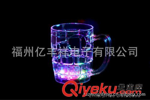 廠家直銷批發(fā)定制七彩閃光500ml塑料啤酒杯  新奇特創(chuàng)意發(fā)光杯原始圖片3