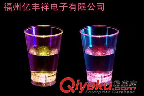 廠家直銷批發奇特閃光170ml中杯  酒吧KTV發光杯  奇特禮品幻彩