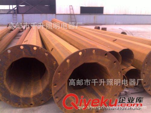 生產(chǎn)供應(yīng)熱鍍鋅噴塑的F型八角信號燈桿，一體式信號燈桿