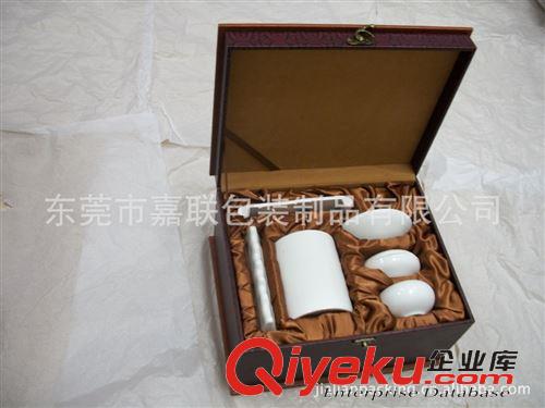 木質(zhì)包皮產(chǎn)品|gd木盒子 東莞長安工廠火紅色皮質(zhì)亮面翻蓋式內(nèi)有網(wǎng)袋款化妝用品收納箱訂做