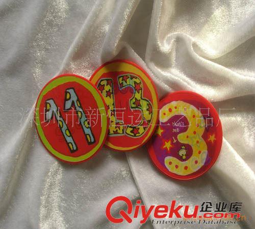 立體制品 廠家專(zhuān)業(yè)供應(yīng)小禮品促銷(xiāo)品：立體胸章，色彩鮮艷，交期快捷！