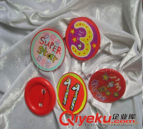 立體制品 廠家專(zhuān)業(yè)供應(yīng)小禮品促銷(xiāo)品：立體胸章，色彩鮮艷，交期快捷！