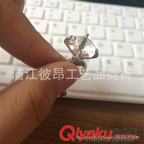 水晶鑰匙扣 廠家批發(fā)情人節(jié)禮品情侶鑰匙扣 餐巾扣 鉆戒鑰匙扣水晶鑰匙扣原始圖片2