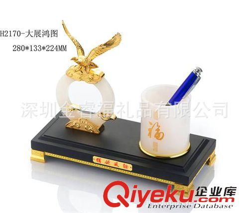 玉石工藝品 校慶工藝品 公司會(huì)議活動(dòng)禮品 金鑲玉風(fēng)光筆筒