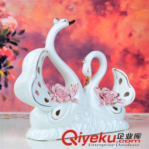 造型分類 現(xiàn)代創(chuàng)意婚慶家居裝飾品 貼花玫瑰情侶天鵝動物陶瓷擺件小額批發(fā)