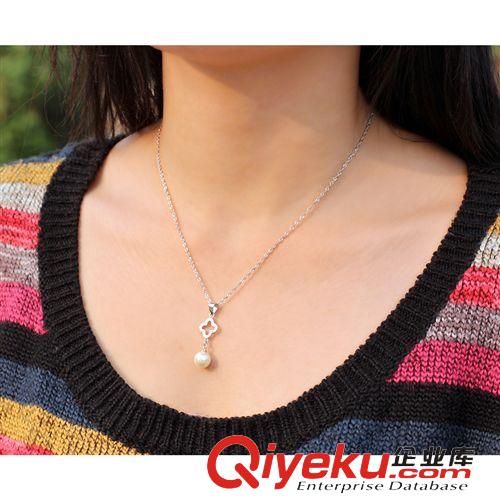 網(wǎng)絡(luò)爆款 925銀項(xiàng)鏈吊墜四葉草貝珠珍珠吊墜鎖骨鏈女項(xiàng)墜廠家直銷批發(fā)D309原始圖片3