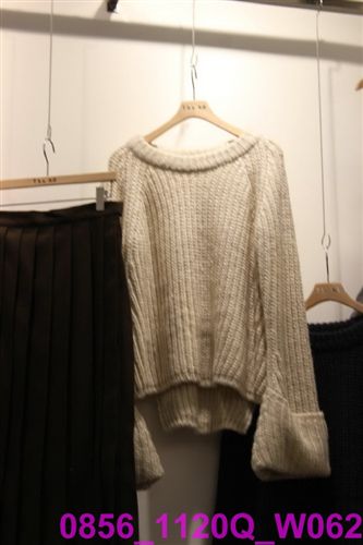 - 11.20 新款 韓國女裝代購 東大門進口批發 2014冬款圓領純色喇叭袖個性毛衣原始圖片2
