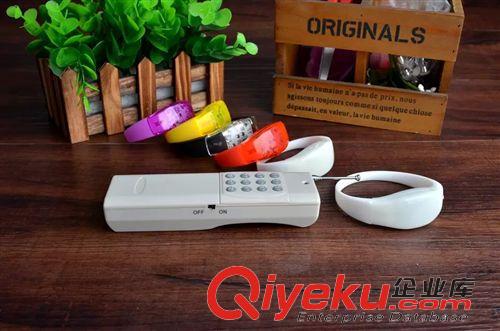 感應玩具 {zx1}創(chuàng)意遠程遙控發(fā)光手環(huán) LED發(fā)光硅膠手腕帶演唱會KT必備批發(fā)原始圖片2