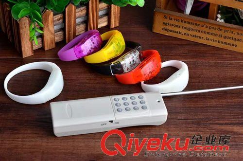 感應玩具 {zx1}創(chuàng)意遠程遙控發(fā)光手環(huán) LED發(fā)光硅膠手腕帶演唱會KT必備批發(fā)原始圖片3