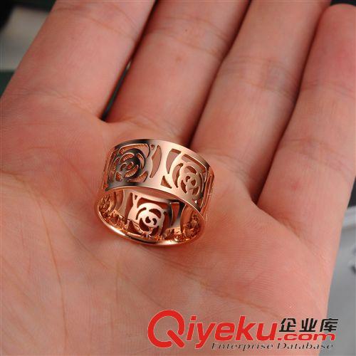情侶鈦鋼首飾/飾品 明星同款飾品 鏤空山茶花戒指 鍍玫瑰金奢華指環 訂單批發GJ392