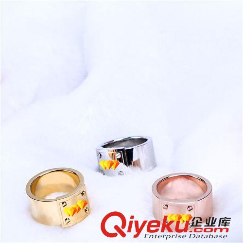 MK 歐美外貿(mào)飾品廠價(jià)批發(fā) 精美壓印英文字母戒指 不銹鋼復(fù)古字母戒指原始圖片3